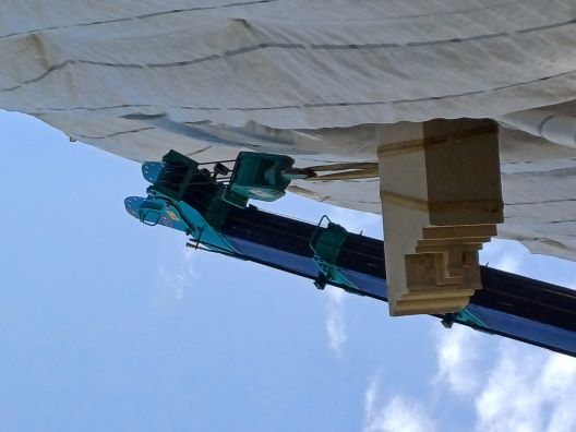 Maçonnerie : Grue pour pose des pierres de corniches