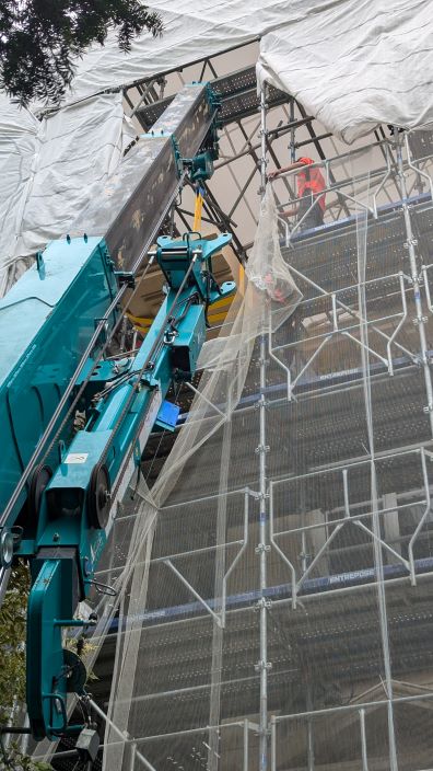 Maçonnerie : Grue pour pose des pierres de corniches